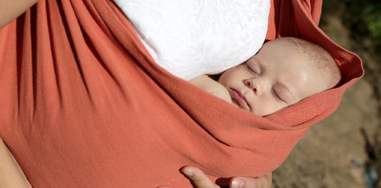 3 bonnes raisons de porter son bébé